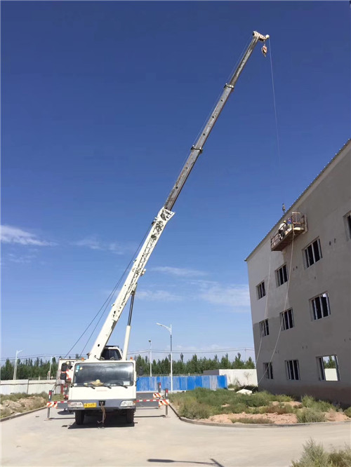 温泉县“轻装强干”—— 吊车的 “轻量化臂架” 技术
